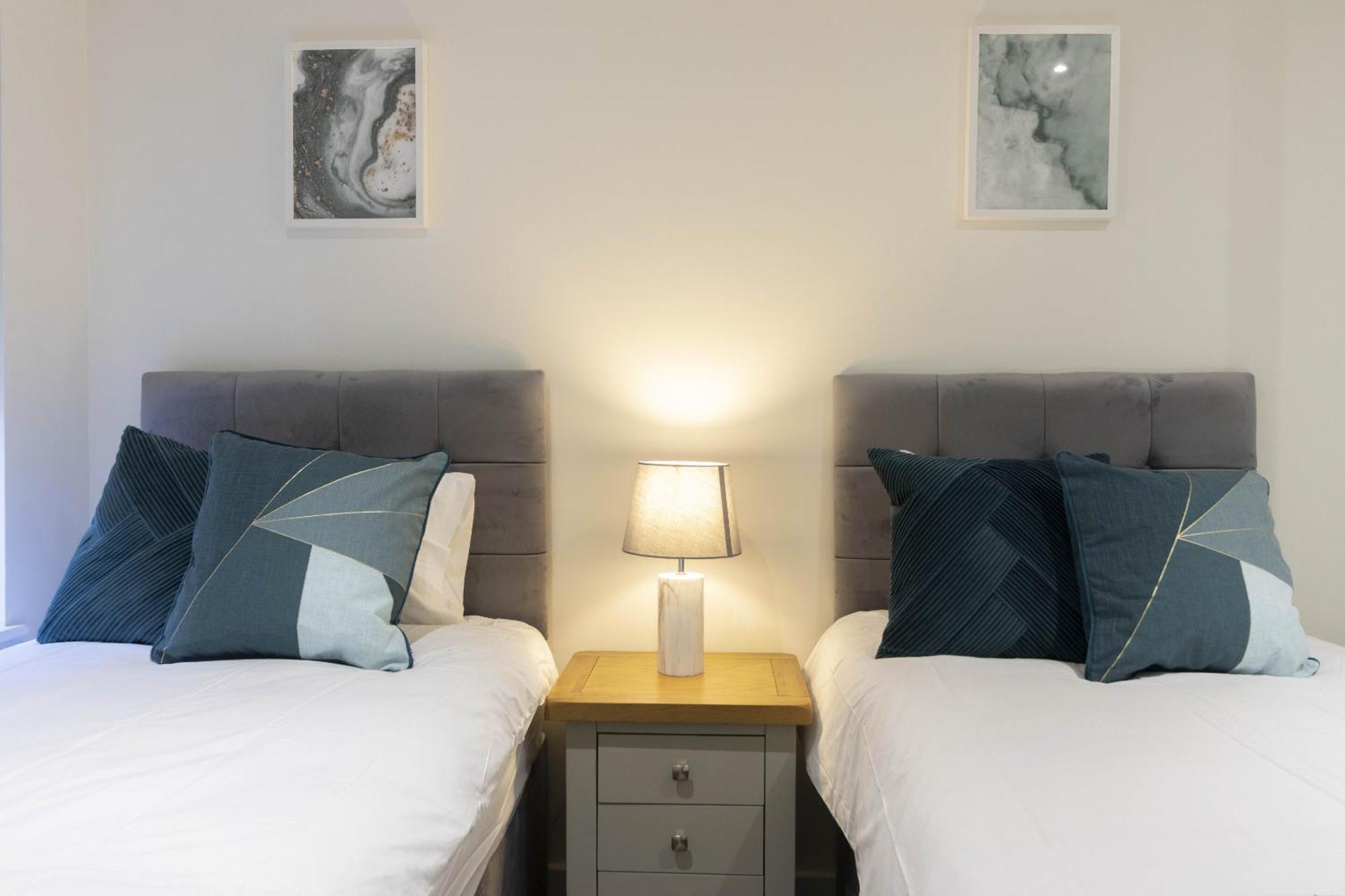 Linacre 1&2 - One And Two Bed Flat Behind The Cathedral With Free Parking And Fast Wifi Apartment Exeter Ruang foto